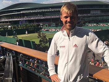 Bekommt das Grinsen in den vergangenen Tagen nicht mehr aus dem Gesicht: Der Witzmannsberger Kevin Krawietz auf dem berühmten Wimbledon-Gelände.  Foto: privat
