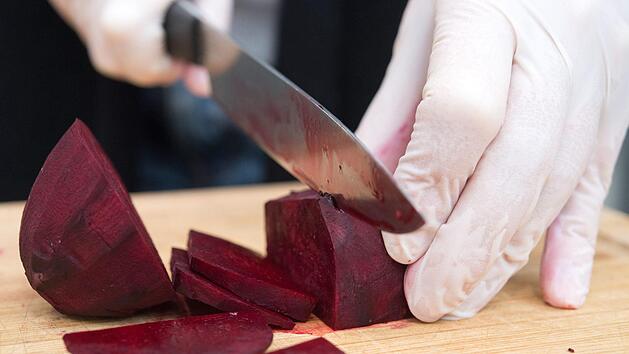 Da Rote Bete schnell abf&auml;rbt, sollte man beim Kochen Handschuhe tragen. Foto: Andrea Warnecke/dpa