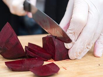 Da Rote Bete schnell abfärbt, sollte man beim Kochen Handschuhe tragen. Foto: Andrea Warnecke/dpa