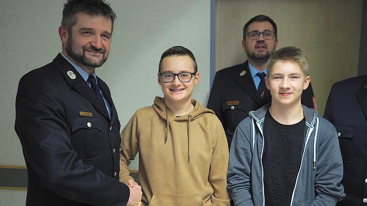 Kommandant Jochen Meder begrüßt die Neuzugänge Jannik Müller und Fabian Kirchner.