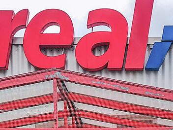 Noch ist alles wie immer: der Real-Markt in der Kirschäckerstraße. Ende Dezember 2020 schließt der Vollsortimenter seine Tore.  Foto: Michael Wehner