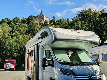 Der Wohnmobil-Stellplatz   unterhalb der Plassenburg ist gut belegt.