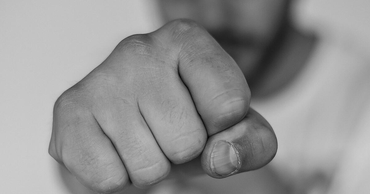 Roth District: Attack under tracks - | Masked men attack 20-year-old man