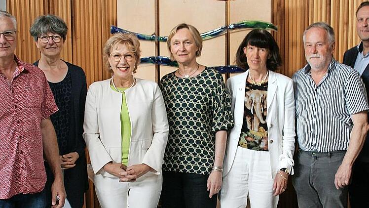Langjährige Lehrkräfte verabschiedet (von links): Johannes Schmück, Karin Maywald (Schulleiterin), Angela Fröhler-Zink, Dorothea Heuer-Kretschmer, Ursula Delißen, Andreas Scholl und Christian Ziegler (Personalratsvorsitzender)