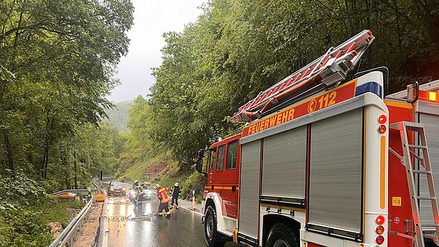 Unwetter in Oberfranken: Feuerwehr muss Straße bei Gößweinstein freischaufeln