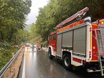 Unwetter in Oberfranken: Feuerwehr muss Straße bei Gößweinstein freischaufeln