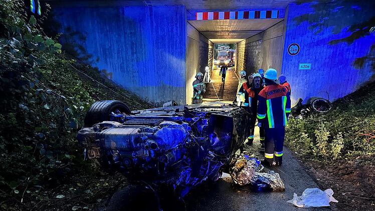 Greding: Porsche stürzt bei Unfall von Autobahn - Fahrer wird schwer verletzt