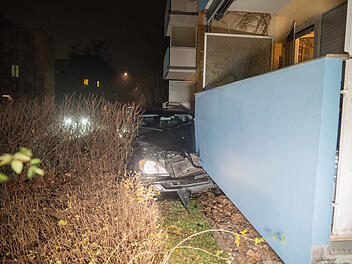 SUV rast in Bamberg gegen Balkon von Wohnhaus - Fahrer flüchtet