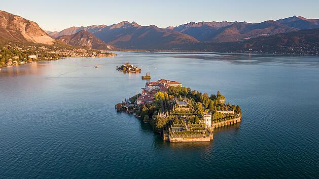 Luftaufnahme der Borromäischen Inseln auf dem Lago Maggiore bei Sonnenaufgang. Die Borromäischen Inseln sind eine Gruppe von fünf Binneninseln im italienischen Teil des Lago Maggiore.