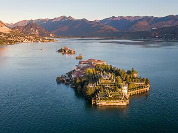 Luftaufnahme der Borromäischen Inseln auf dem Lago Maggiore bei Sonnenaufgang. Die Borromäischen Inseln sind eine Gruppe von fünf Binneninseln im italienischen Teil des Lago Maggiore.
