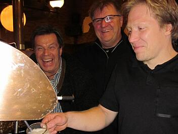 Ab 1. Januar ist Jörg Geuther (rechts) alleiniger Geschäftsführer in der "Alten Feuerwache". Sein Vater Günter (links) und Otto Krug bleiben aber Inhaber des Lokals. Foto: Stephan Tiroch