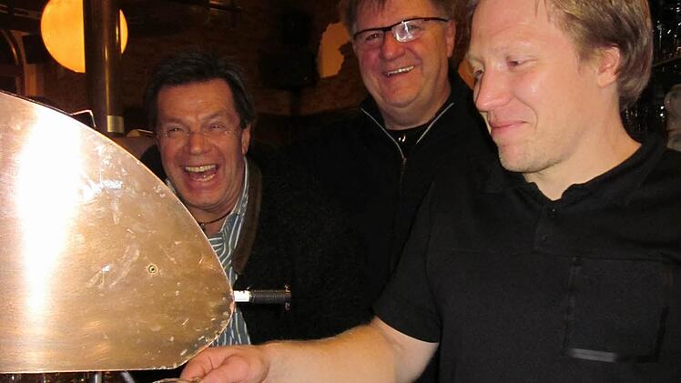 Ab 1. Januar ist Jörg Geuther (rechts) alleiniger Geschäftsführer in der "Alten Feuerwache". Sein Vater Günter (links) und Otto Krug bleiben aber Inhaber des Lokals. Foto: Stephan Tiroch