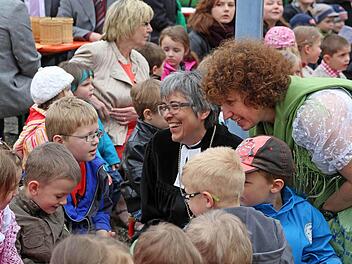Regionalbischöfin Dorothea Greiner (Mitte) suchte den Kontakt zu den Kindern und zu Kindergartenleiterin Barbara Nehling (rechts). Fotos: Gagel