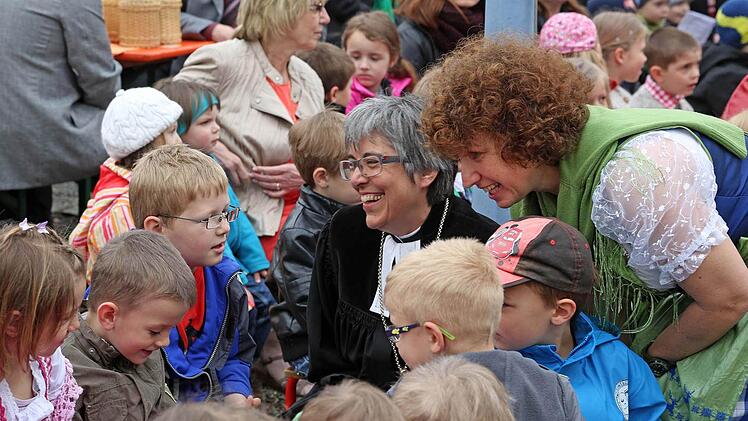 Regionalbischöfin Dorothea Greiner (Mitte) suchte den Kontakt zu den Kindern und zu Kindergartenleiterin Barbara Nehling (rechts). Fotos: Gagel