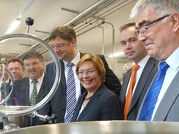 Die Delegation aus sächsischen und bayerischen FDP-Politikern informierte sich über Hochschule dual. Dabei schauten sie sich auch die schuleigene Brauerei an. Unser Bild zeigt (von links) den Kulmbacher FDP-Kreisvorsitzenden Thomas Nagel, Landrat Klaus Peter Söllner, den Vorsitzenden der FDP-Fraktion im sächsischen Landtag, Holger Zastrow, die bildungspolitische Sprecherin der FDP im bayerischen Landtag, Renate Will, den bildungspolitischen Sprecher der FDP im sächsischen Landtag, Norbert Blä...