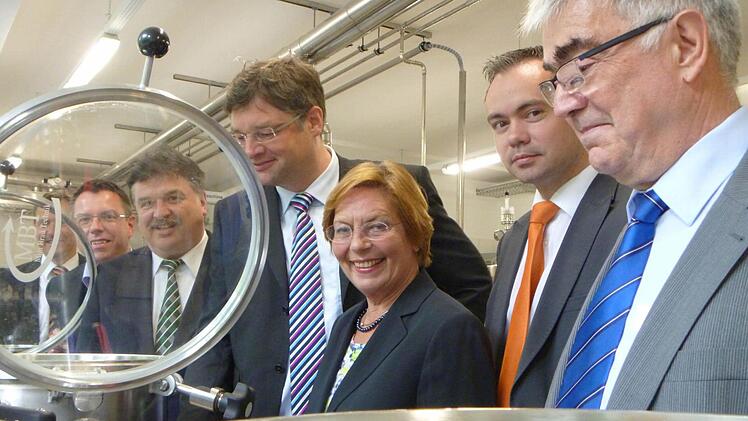 Die Delegation aus sächsischen und bayerischen FDP-Politikern informierte sich über Hochschule dual. Dabei schauten sie sich auch die schuleigene Brauerei an. Unser Bild zeigt (von links) den Kulmbacher FDP-Kreisvorsitzenden Thomas Nagel, Landrat Klaus Peter Söllner, den Vorsitzenden der FDP-Fraktion im sächsischen Landtag, Holger Zastrow, die bildungspolitische Sprecherin der FDP im bayerischen Landtag, Renate Will, den bildungspolitischen Sprecher der FDP im sächsischen Landtag, Norbert Blä...