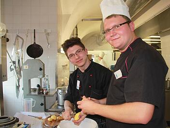 Alexander Gebelein (links) vom Reha-Zentrum der BfA in Bad Steben und Timo Lanzendorfer vom "Schweizer Hof" in Ziegelhütten haben viel Spaß am gemeinsamen Kochen in der Küche der Hanns-Seidel-Stiftung.