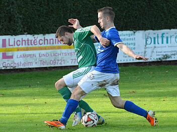 Intensives Derby: Nico Heer (rechts, TSV Nüdlingen) attackiert Alexander Baier (TSV Arnshausen).  Foto: ssp