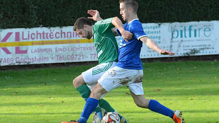 Intensives Derby: Nico Heer (rechts, TSV Nüdlingen) attackiert Alexander Baier (TSV Arnshausen).  Foto: ssp
