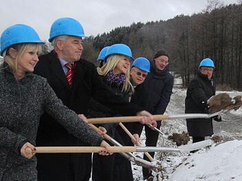 Spatenstich für das neue Forschungs- und Entwicklungszentrum von Dr. Schneider (von links): Sylvia Schmidt, Günter Murmann, Annette Schneider, Parag Shah (verdeckt), Wilhelm Wirth, Peter Kropf, Kurt Lampert Foto: Corinna Igler