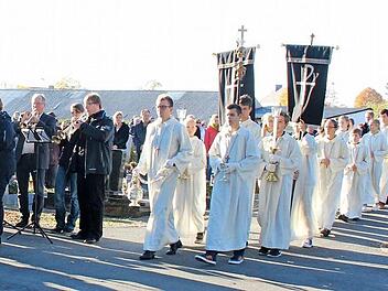Auf dem Friedhof wurden die Gläubigen von der Stadtkapelle empfangen.  Fotos: Pauline Lindner