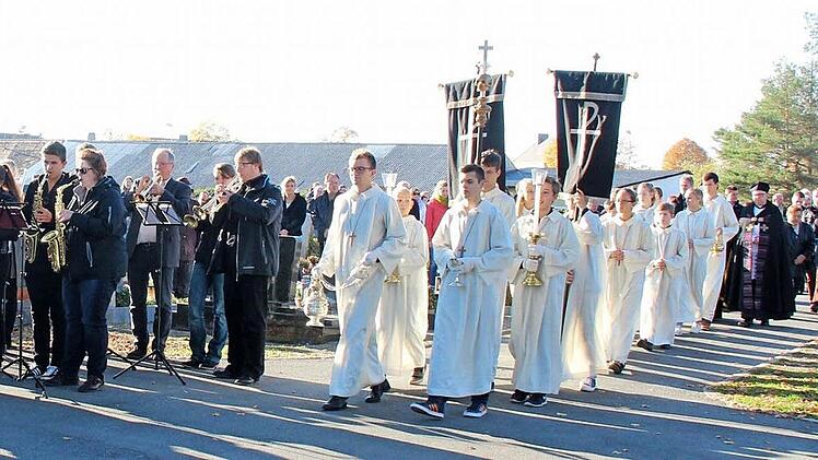 Auf dem Friedhof wurden die Gläubigen von der Stadtkapelle empfangen.  Fotos: Pauline Lindner