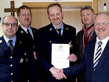 Rüdiger Wolf erhielt das staatliche Ehrenzeichen in Silber. Im Bild (von links) Vorsitzender Tobias Langer, Kreisbrandinspektor Harald Schnappauf, Rüdiger Wolf, Zweiter Bürgermeister Christian Schulz und stellvertretender Landrat Bernd Steger  Foto: Veronika Schadeck