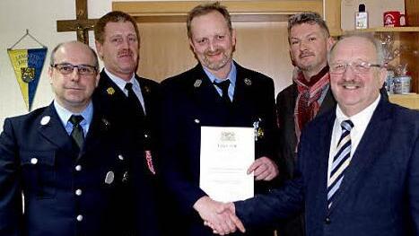 Rüdiger Wolf erhielt das staatliche Ehrenzeichen in Silber. Im Bild (von links) Vorsitzender Tobias Langer, Kreisbrandinspektor Harald Schnappauf, Rüdiger Wolf, Zweiter Bürgermeister Christian Schulz und stellvertretender Landrat Bernd Steger  Foto: Veronika Schadeck