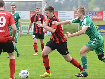 Kreisliga 1 ER/PEG: In der ersten Halbzeit gaben Burker um Deniz Demirsayar (links) den Ton an, nach der Pause übernahmen die Gäste aus Lonnerstadt um Martin Stark das Kommando. Fotos: herzopress, Picturedreams, sportpress, Alexander Zmenda