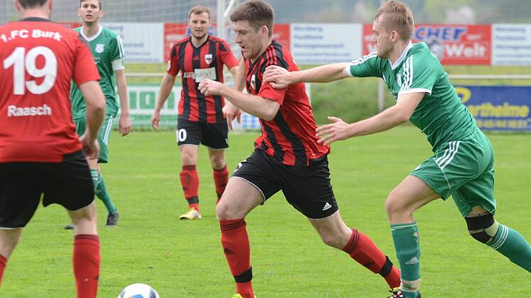 Kreisliga 1 ER/PEG: In der ersten Halbzeit gaben Burker um Deniz Demirsayar (links) den Ton an, nach der Pause übernahmen die Gäste aus Lonnerstadt um Martin Stark das Kommando. Fotos: herzopress, Picturedreams, sportpress, Alexander Zmenda