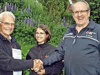 Gerhard Güntzel (li.) wurde von Kreisbereitschaftsleiter Martin Schmidt und der Leiterin der BRK-Bereitschaft Steinwiesen, Katharina Wunder, für 65 Jahre aktive Mitgliedschaft ausgezeichnet. Foto: S. Deuerling