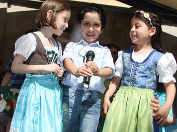 Drei Kinder aus Syrien sangen das syrische Lied "Gib uns die Kindheit": In dem Lied fragen sich die Kinder "Wo ist die Sonne? O, Leute, mein Land ist zerstört."  Fotos: Sonja Adam