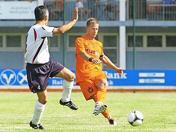 Im Spiel gegen die ATS-"Zweite" im Jahr 2012: Der Windischenhaiger Orhan Dogru versucht Florian Hohla zu stoppen.  Foto: Monika Limmer