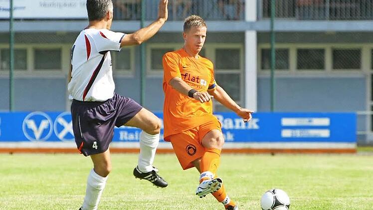 Im Spiel gegen die ATS-"Zweite" im Jahr 2012: Der Windischenhaiger Orhan Dogru versucht Florian Hohla zu stoppen.  Foto: Monika Limmer