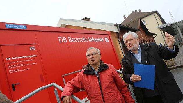 Otwin Schneider und Robert Scholz kritisieren die Bahn f&uuml;r ihre Informationspolitik und f&uuml;r nicht gehaltene Zusagen. Foto: Barbara Herbst