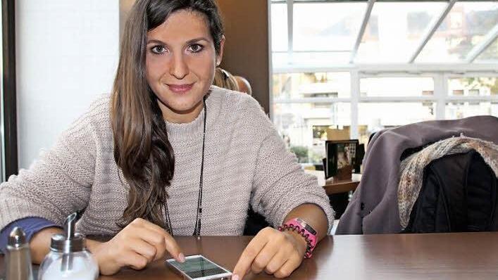 Reike Popp am Handy - kein ungewöhnlicher Anblick, schließlich schaut die Administratorin von "Share and Care Coburg" öfters mal in die Gruppe, um zu sehen, was sich da so tut. Fotos: Christiane Lehmann