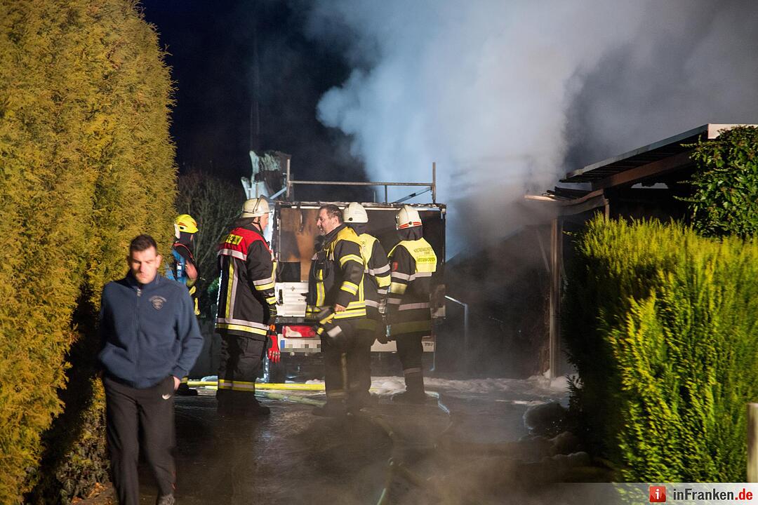 Garage mit angebautem Carport und Holzunterstand in Brand - Vier Fahrzeuge zum Teil schwer beschädigt