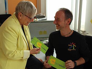 Irmgard Clausen, Vorsitzende des Hospizvereins, ließ sich von Oliver Völkers Begeisterung für die Aktion gerne anstecken. Foto: Ulrike Nauer