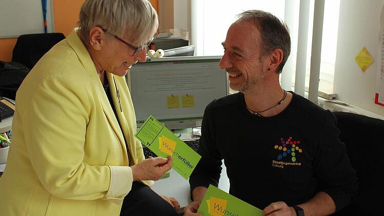 Irmgard Clausen, Vorsitzende des Hospizvereins, ließ sich von Oliver Völkers Begeisterung für die Aktion gerne anstecken. Foto: Ulrike Nauer