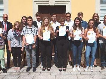 Landrat Meißner (Zweiter v. l.) zeichnete 15 Jugendliche für ihr Engagement bei schulischen Projekten und im sozialen Bereich aus. Foto: Alfred Thieret