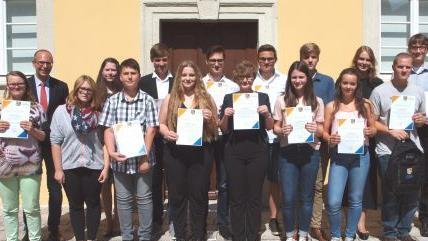 Landrat Meißner (Zweiter v. l.) zeichnete 15 Jugendliche für ihr Engagement bei schulischen Projekten und im sozialen Bereich aus. Foto: Alfred Thieret
