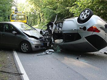 Bei einem schweren Unfall wurden am Montagabend zwischen Tambach und Schorkendorf drei Menschen schwer verletzt. Ein Autofahrer war auf die Gegenfahrbahn geraten.  Foto: Michael Stelzner