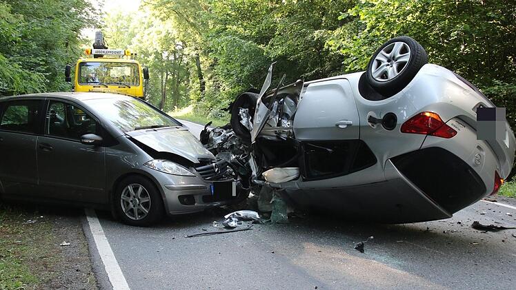 Bei einem schweren Unfall wurden am Montagabend zwischen Tambach und Schorkendorf drei Menschen schwer verletzt. Ein Autofahrer war auf die Gegenfahrbahn geraten.  Foto: Michael Stelzner