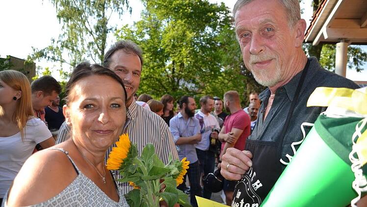 Gabi Slimani und Alexander Kuhn haben beste Erinnerungen an ihren alten Lehrer.  Foto: Uschi Prawitz