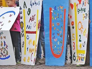 Heute beginnt die Schule wieder. Foto: Matthias Hiekel/dpa