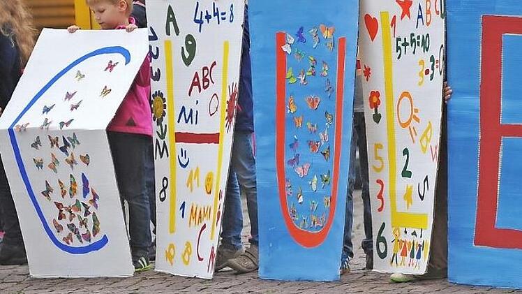 Heute beginnt die Schule wieder. Foto: Matthias Hiekel/dpa