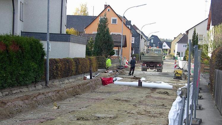Filterfolie trennt alte und neue Fahrbahndecke.