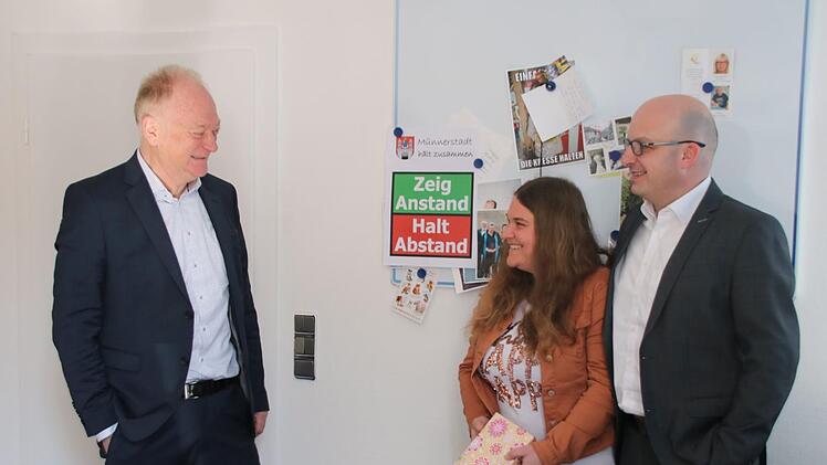 Bürgermeister Helmut Blank (links gratuliert) seinem Nachfolger Michael Kastl und dessen Frau Eva Kastl nachträglich zur Wahl. Thomas Malz