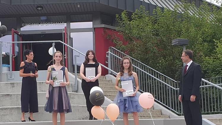 Die Jahrgangsbesten der Realschule Bad Brückenau. Das Bild zeigt von  links: die stellvertretende Rektorin Katja Trost, Maria Zehner, Melina  Keßler, Sophia Victoria Karle und Rektor Michael Kreil. Foto: Michaela  Keßler