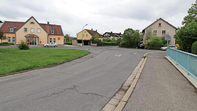 Uneinsichtig: Der Knotenpunkt Weiße-Kreuz-Straße (hier aus Richtung Westen) soll verkehrstechnisch sicherer werden.